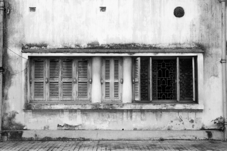 Travel Photographer - black and white photo of house in Kolkata India